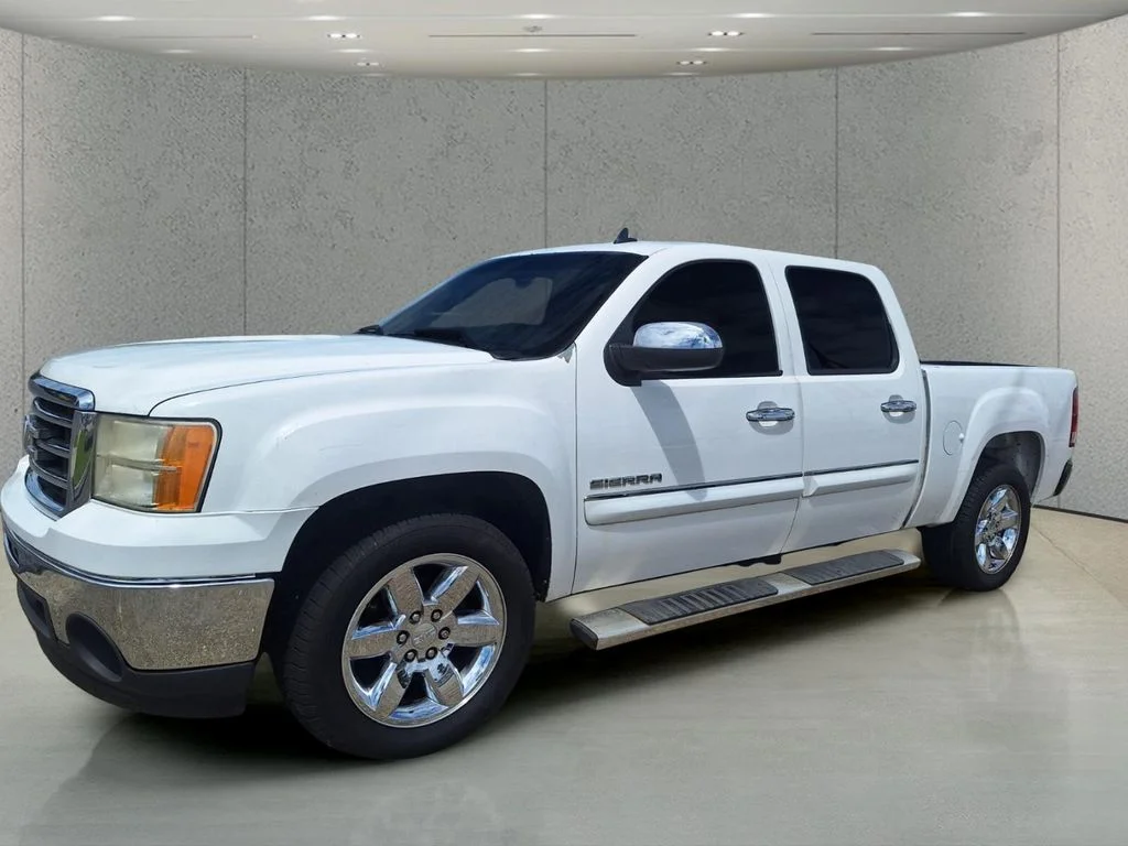 Used 2013 White GMC SLE image 9