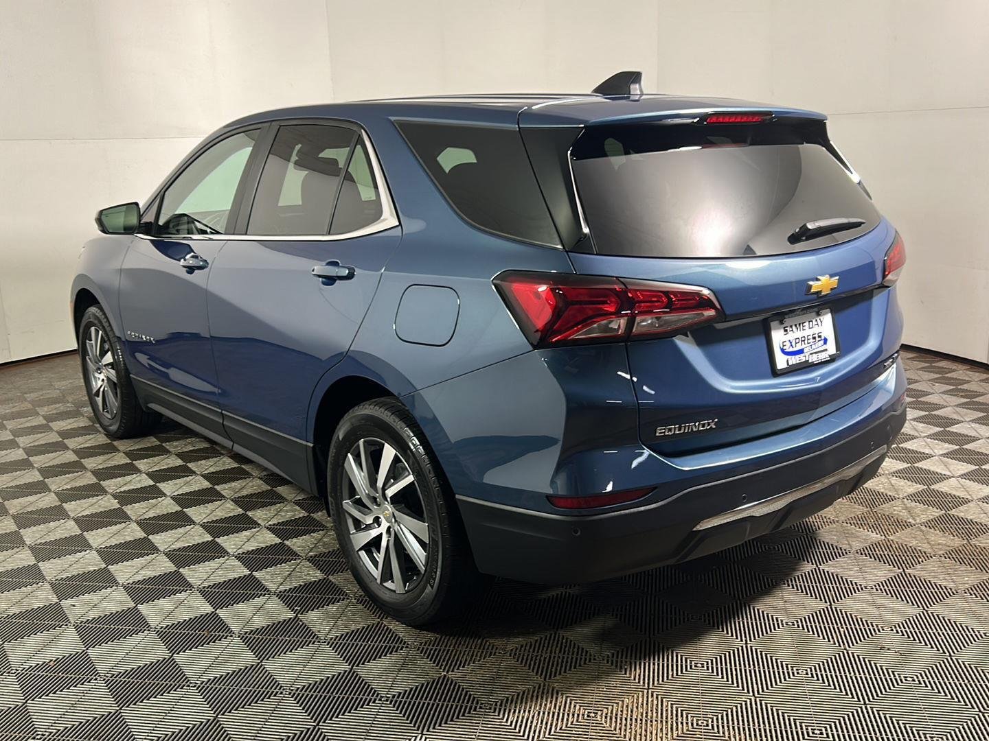 Used 2024 Lakeshore Blue Metallic Chevrolet LT image 10