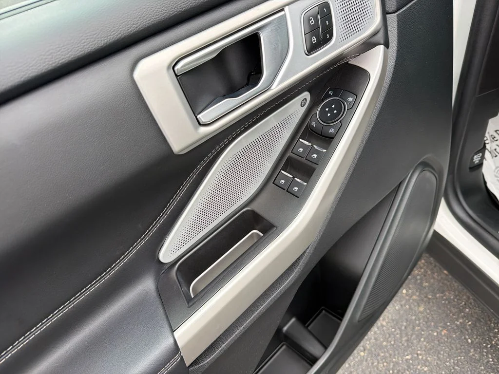Used 2023 White Ford Limited image 11