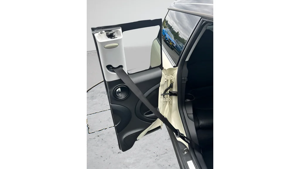 Used 2009 White MINI S image 9
