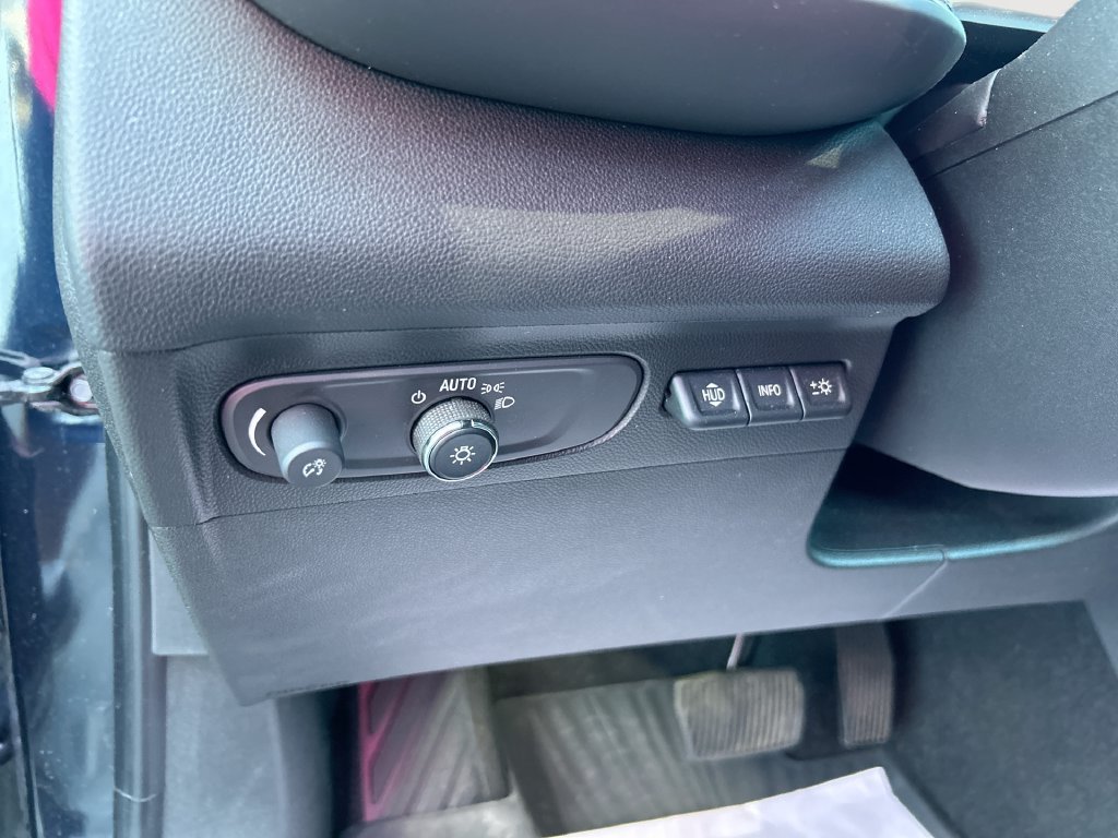 Used 2021 Blue Buick Essence image 20