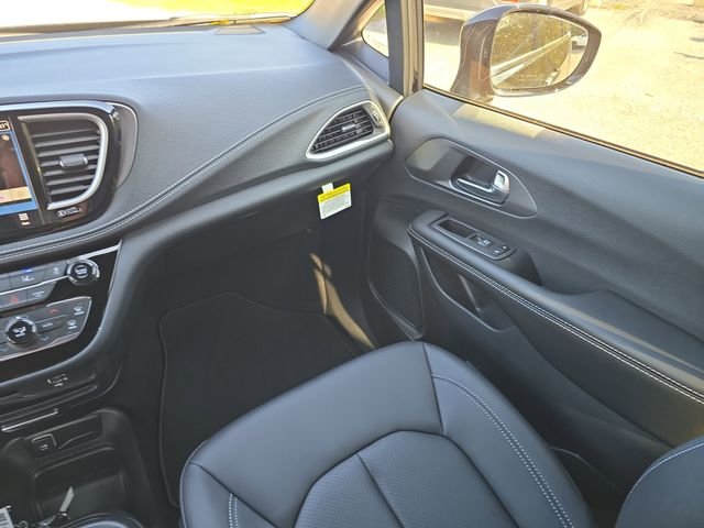 New 2026 Diamond Black Crystal Pearl-Coat Exterior Paint Chrysler Select image 12