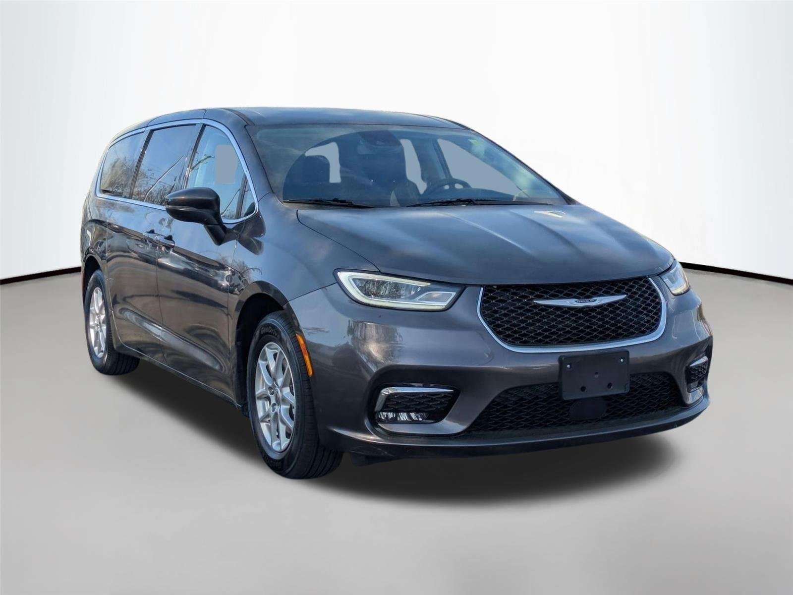 Used 2023 Granite Crystal Metallic Clearcoat Chrysler Touring L image 5