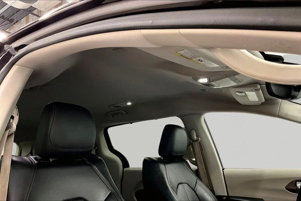 Used 2018 Red Chrysler Touring L image 27