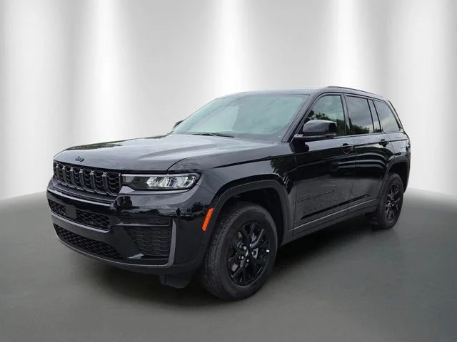 New 2026 Diamond Black Crystal Pearl-Coat Exterior Paint Jeep Laredo Altitude image 2