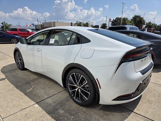 New 2027 Wind Chill Pearl Toyota XLE image 5
