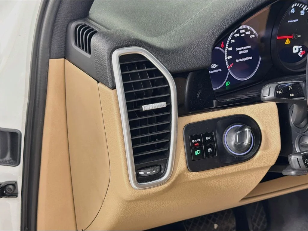 Used 2019  Porsche Base image 10
