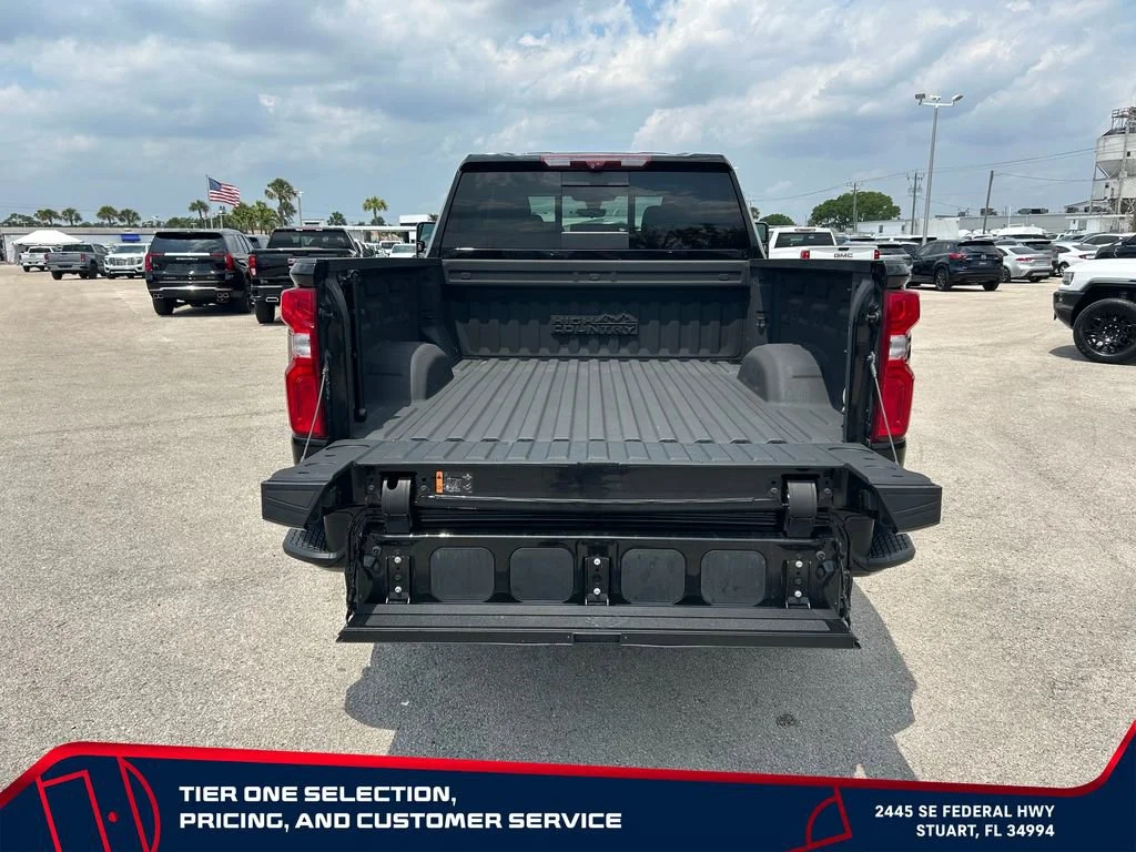 Used 2022 Mosaic Black Metallic Chevrolet High Country image 10