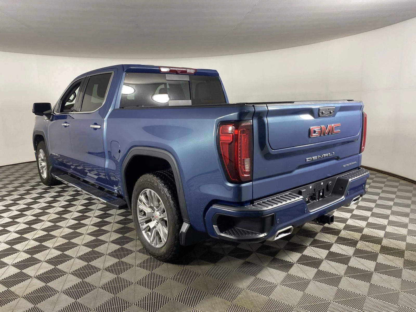 Used 2024 Metallic GMC Denali image 5
