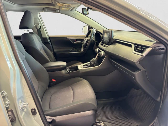 Used 2020  Toyota XLE image 16