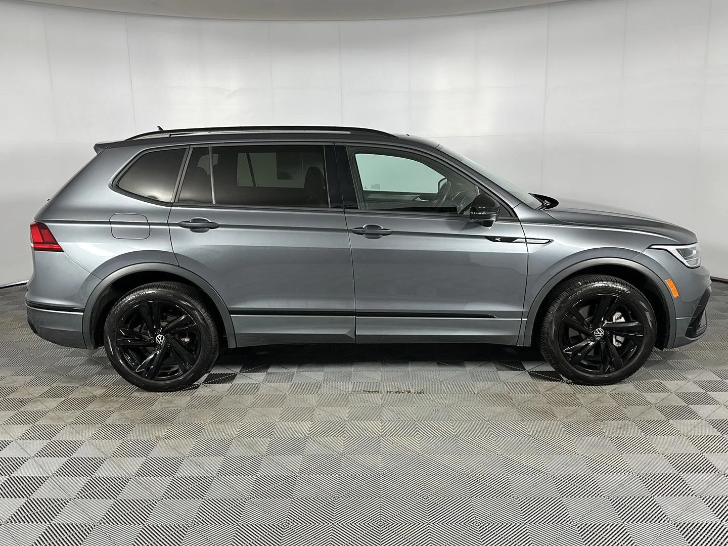 Used 2024 Platinum Gray Metallic Volkswagen SE R-Line Black image 29