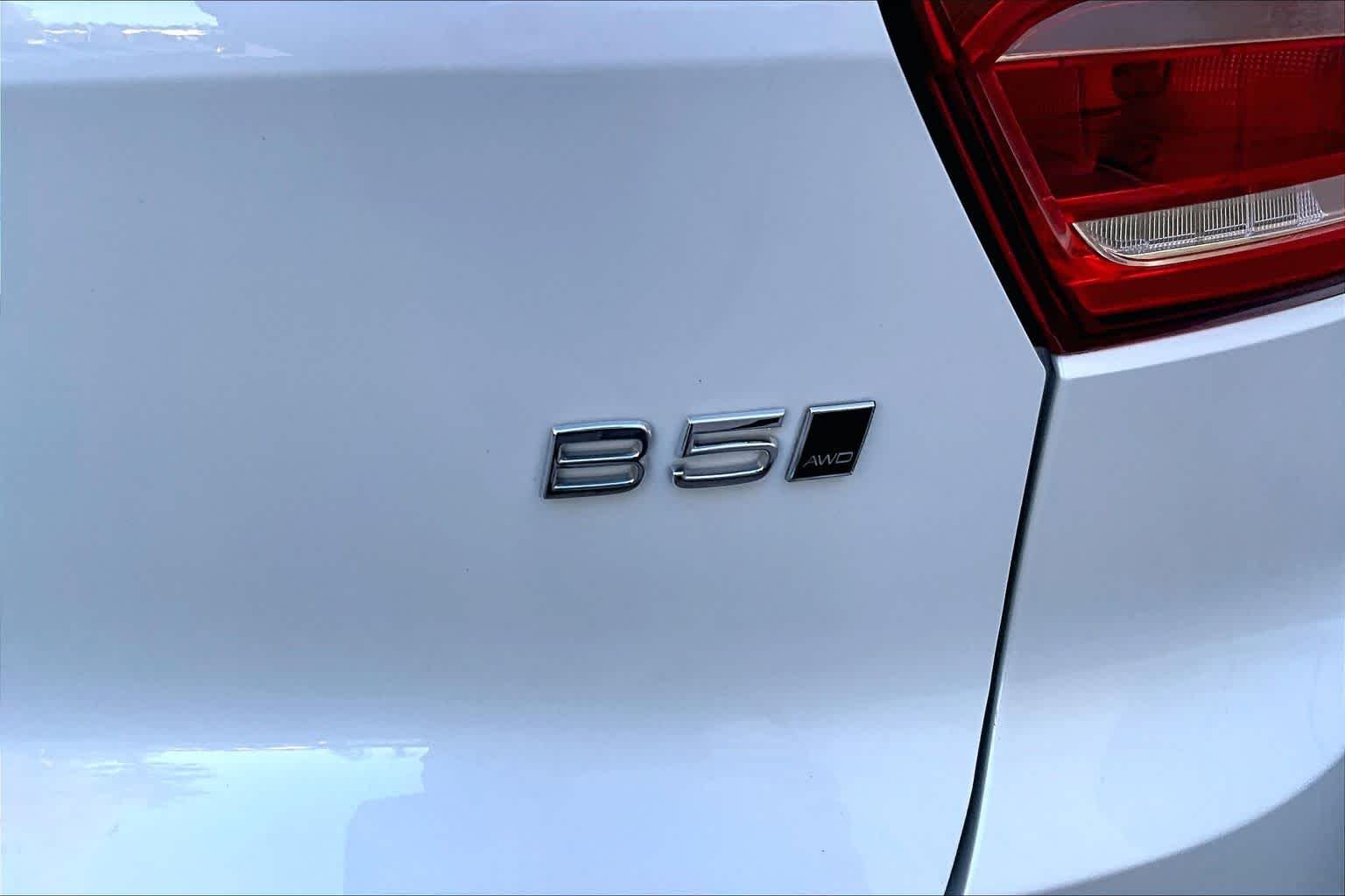 Used 2024 Crystal White Metallic Volvo Plus Bright Theme image 10