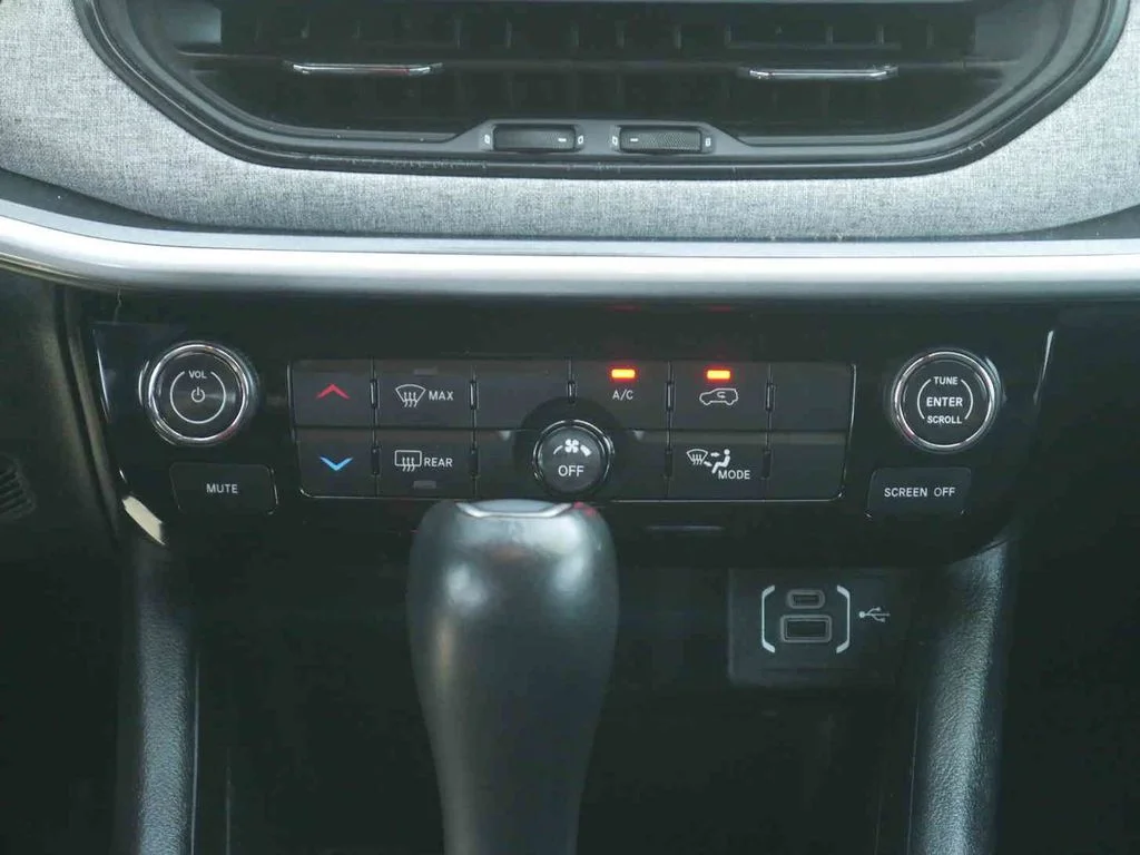 Used 2024 Silver Jeep Latitude image 8