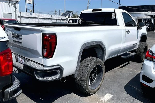 Used 2019 White GMC Base image 3