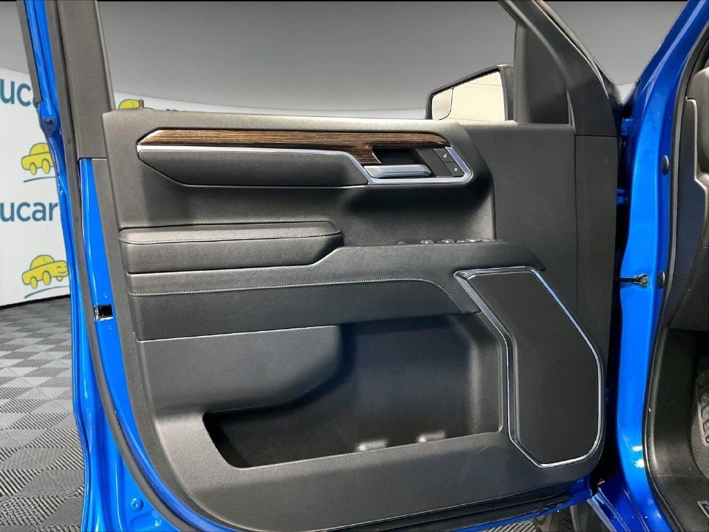 Used 2023 Blue GMC Elevation image 9