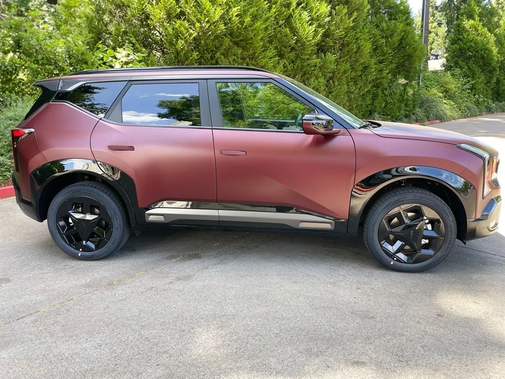 Used 2027 Maroon Kia X-Line image 3