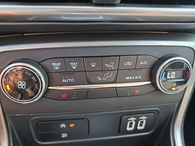 Used 2021 Red Ford SE image 23