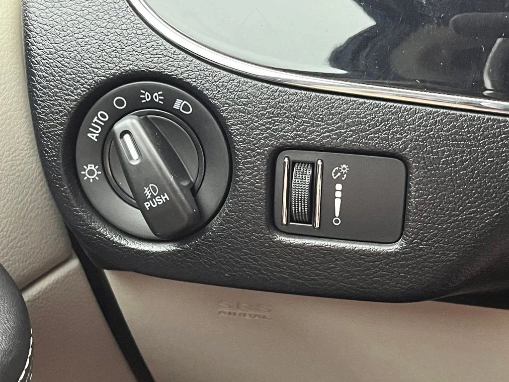Used 2019 Black Dodge SXT image 24