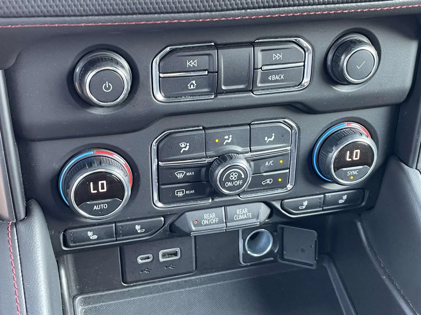2021 Chevrolet Suburban RST - Photo 27