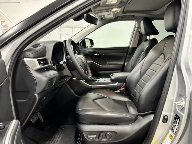 Used 2021 Silver Toyota XLE image 17