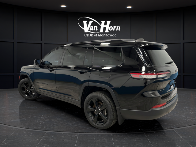 Used 2024 Diamond Black Crystal Pearlcoat Jeep Limited image 5