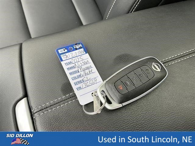 Used 2025 Everest White Pearl Tricoat Nissan SL image 8