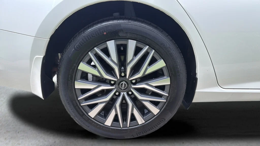 Used 2023 Pearl White Tricoat Nissan 2.5 SV image 27