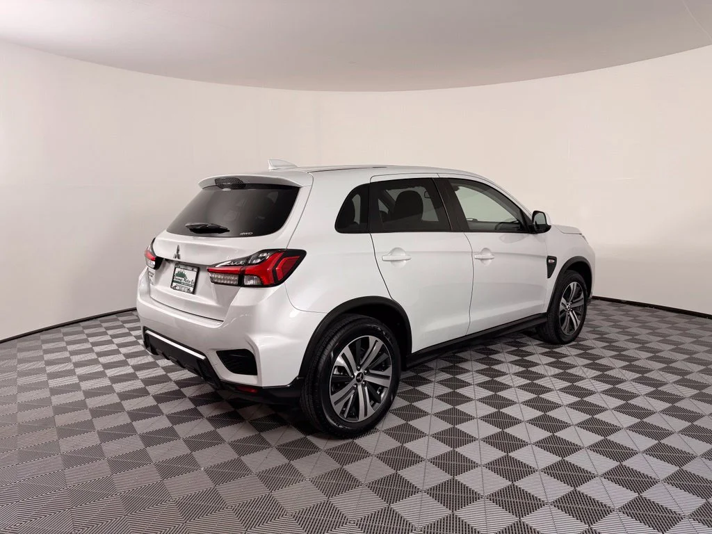 Used 2024  Mitsubishi 2.0 ES image 9