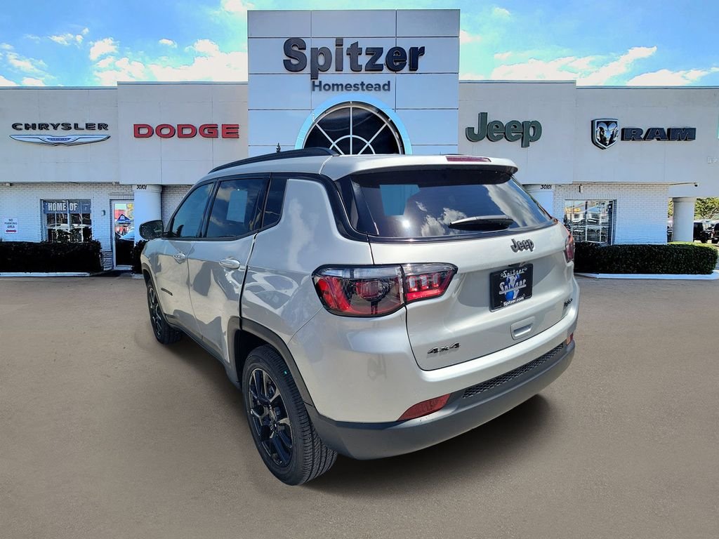 New 2026 Silver Zynith Metallic Clearcoat Jeep Latitude image 3