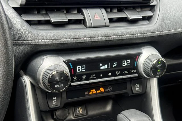 2025 Toyota RAV4 XLE - Photo 24