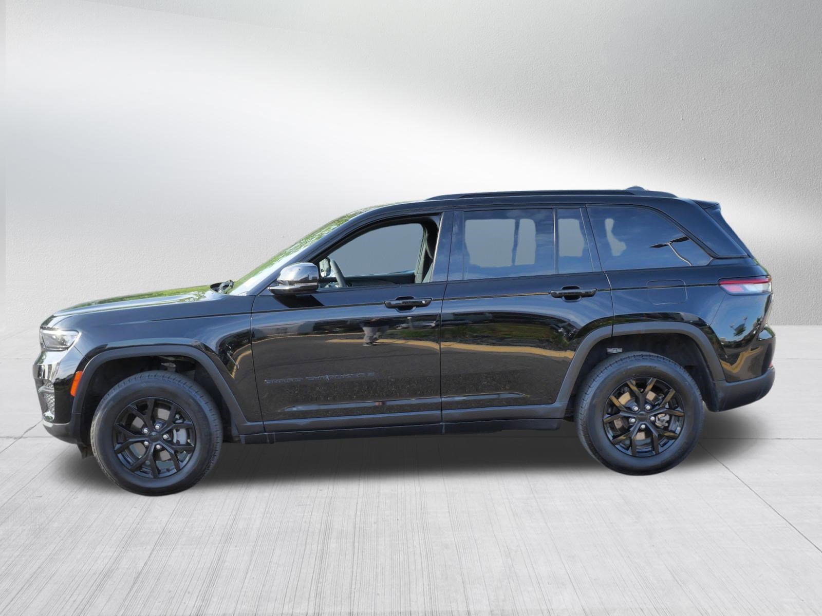 Used 2025 Diamond Black Crystal Pearlcoat Jeep Altitude image 4