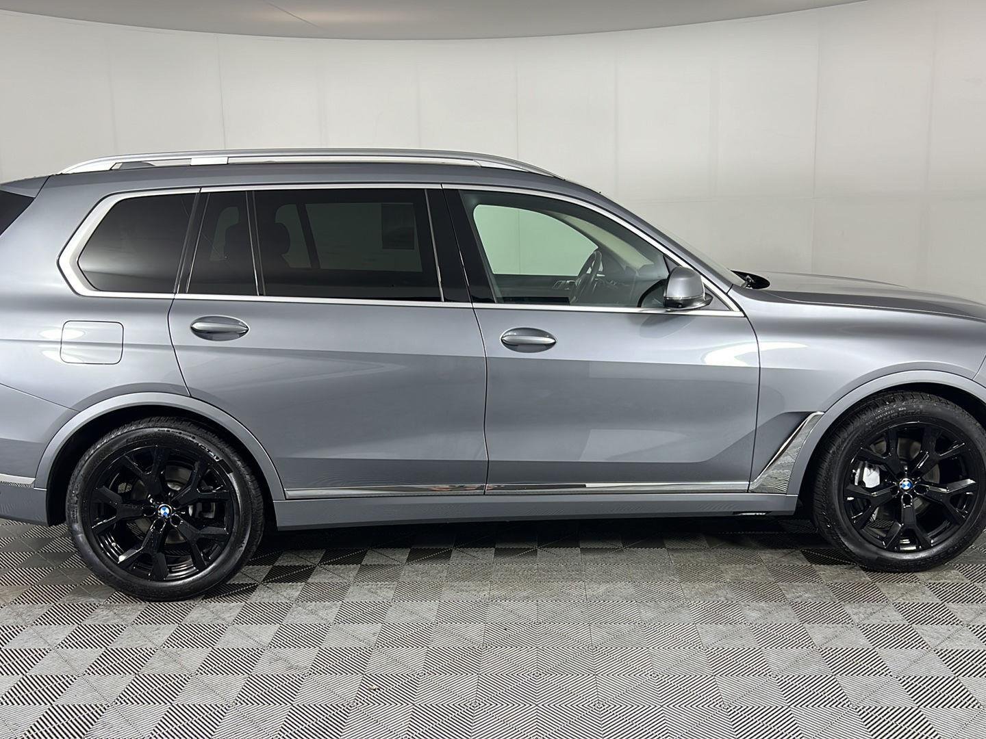 Used 2024 Skyscraper Grey Metallic BMW xDrive40i image 23