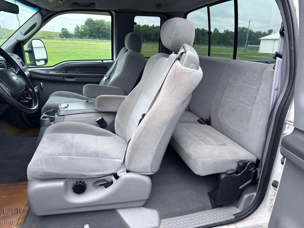 Used 2004 White Ford XL image 3