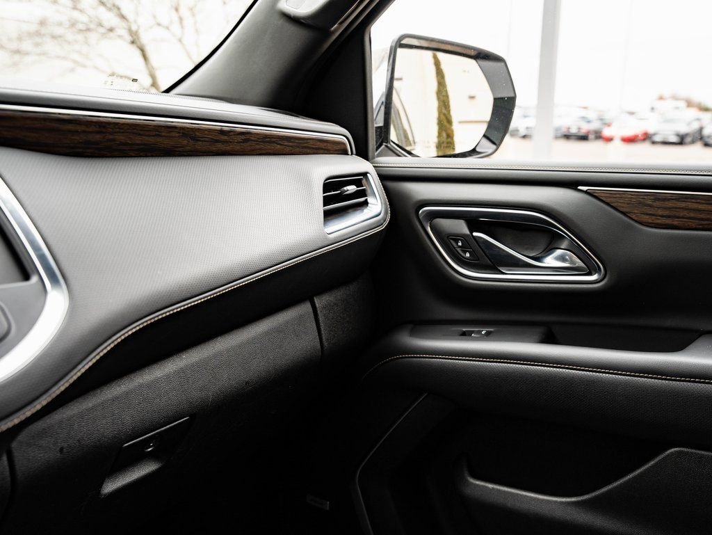 Used 2021 Iridescent Pearl Tricoat Chevrolet Premier image 40
