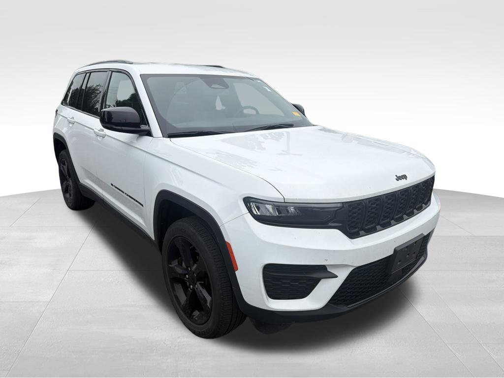 Used 2024 White Jeep Altitude image 3
