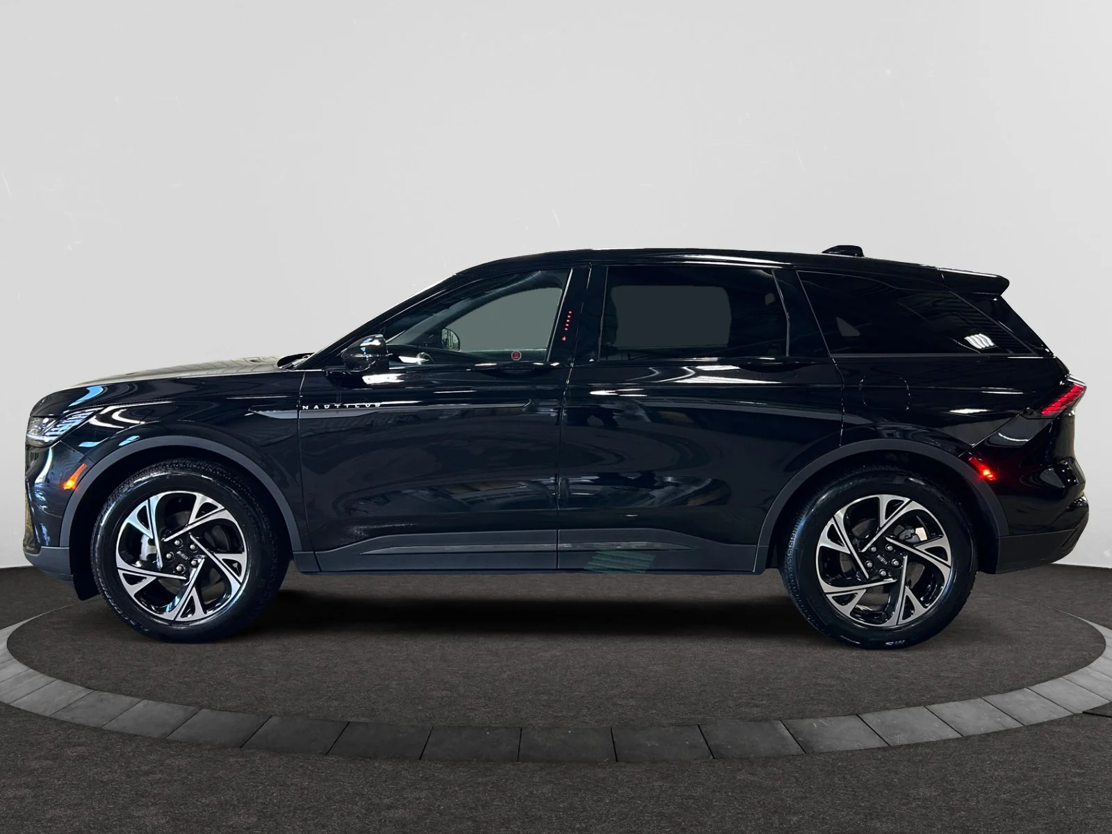 Used 2025 BLACK Lincoln PREMIERE AWD image 2