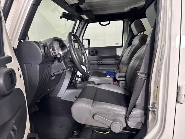 Used 2010 White Jeep Unlimited Rubicon image 11
