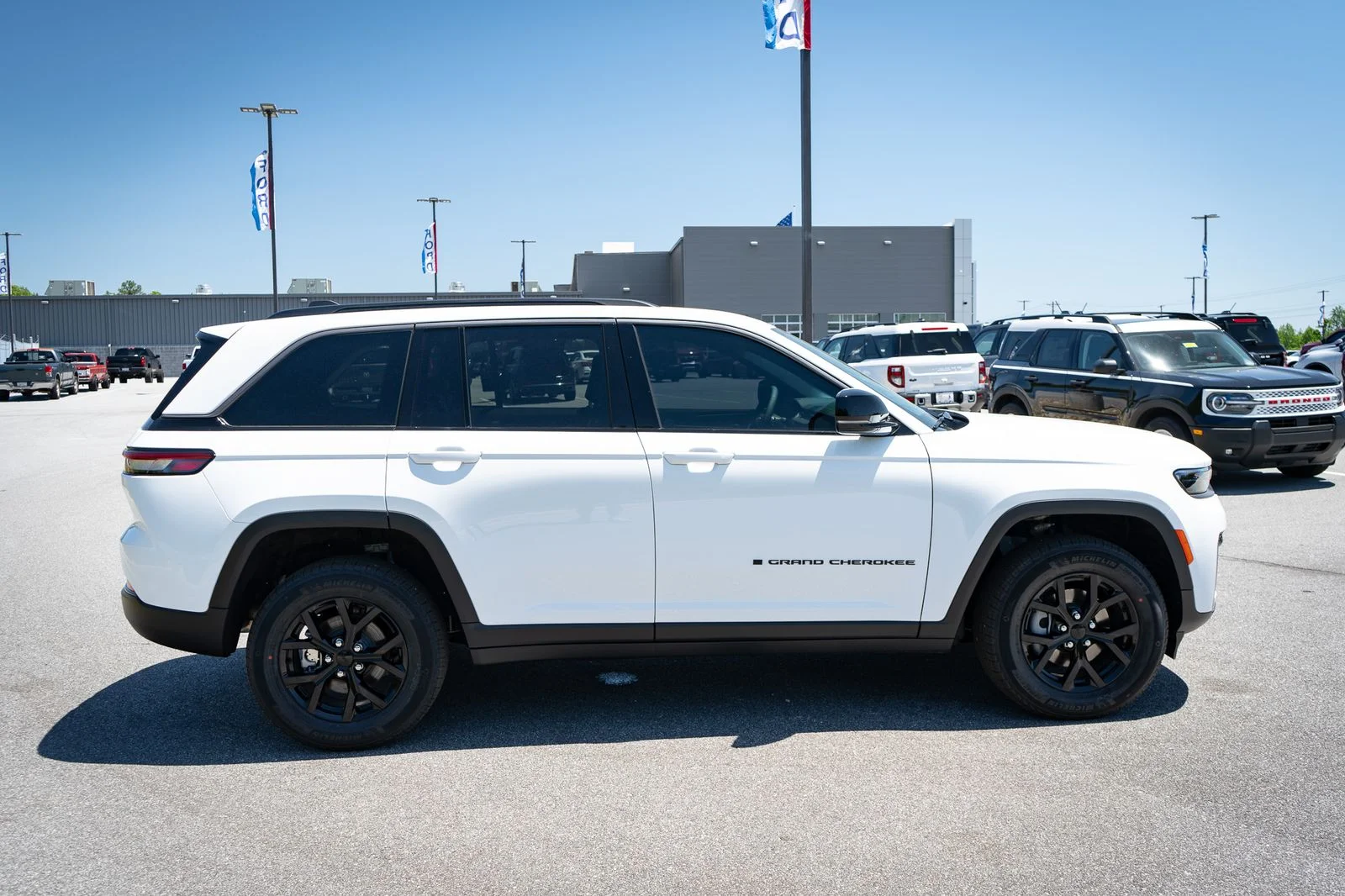 New 2026 Bright White Clear-Coat Exterior Paint Jeep Altitude image 11