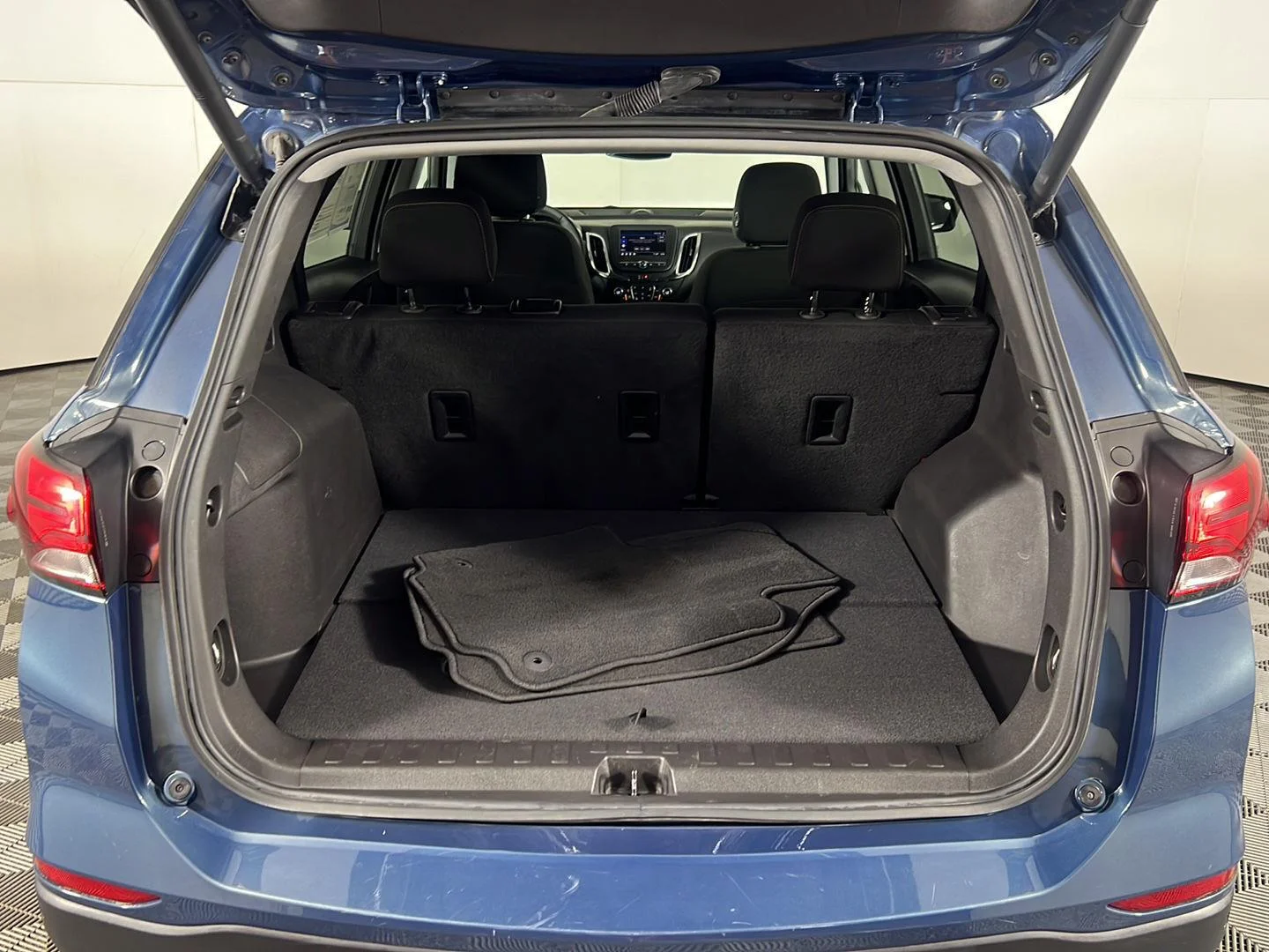Used 2024 Lakeshore Blue Metallic Chevrolet LT image 28