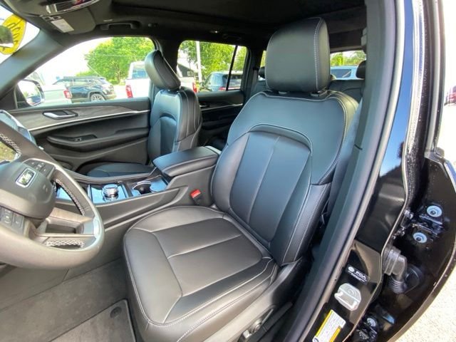 New 2026 Diamond Black Crystal Pearlcoat Jeep Limited image 9