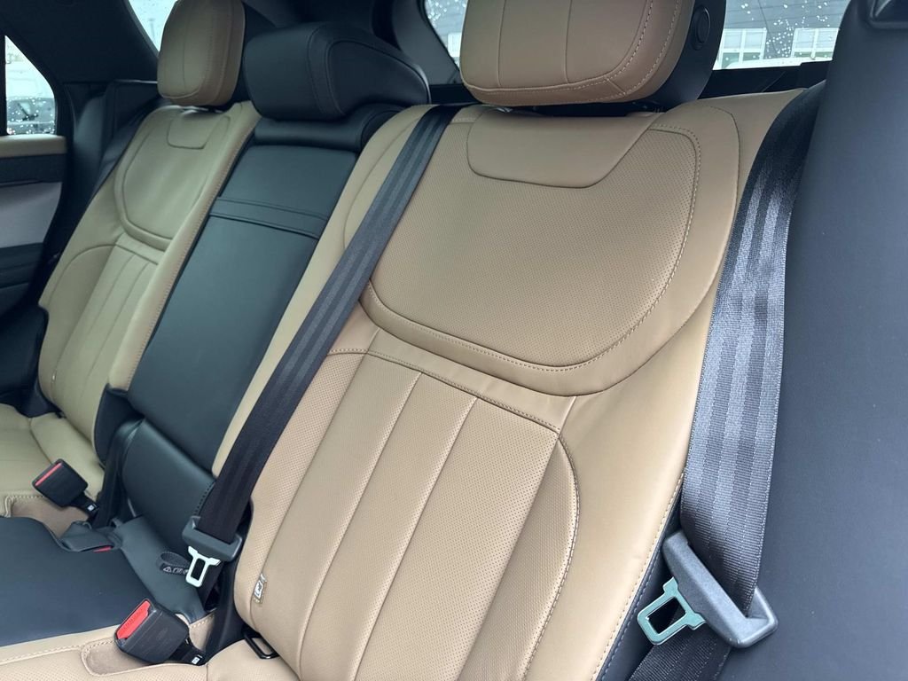New 2026 Fuji White Land Rover Dynamic SE image 15