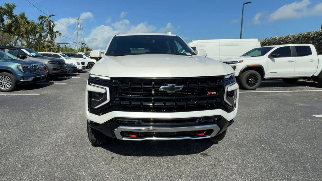 Used 2025 Iridescent Pearl Tricoat Chevrolet Z71 image 3