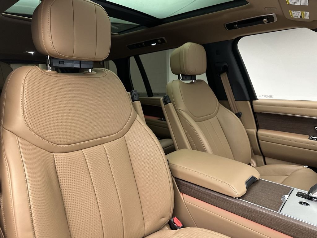 Used 2024  Land Rover SE image 11