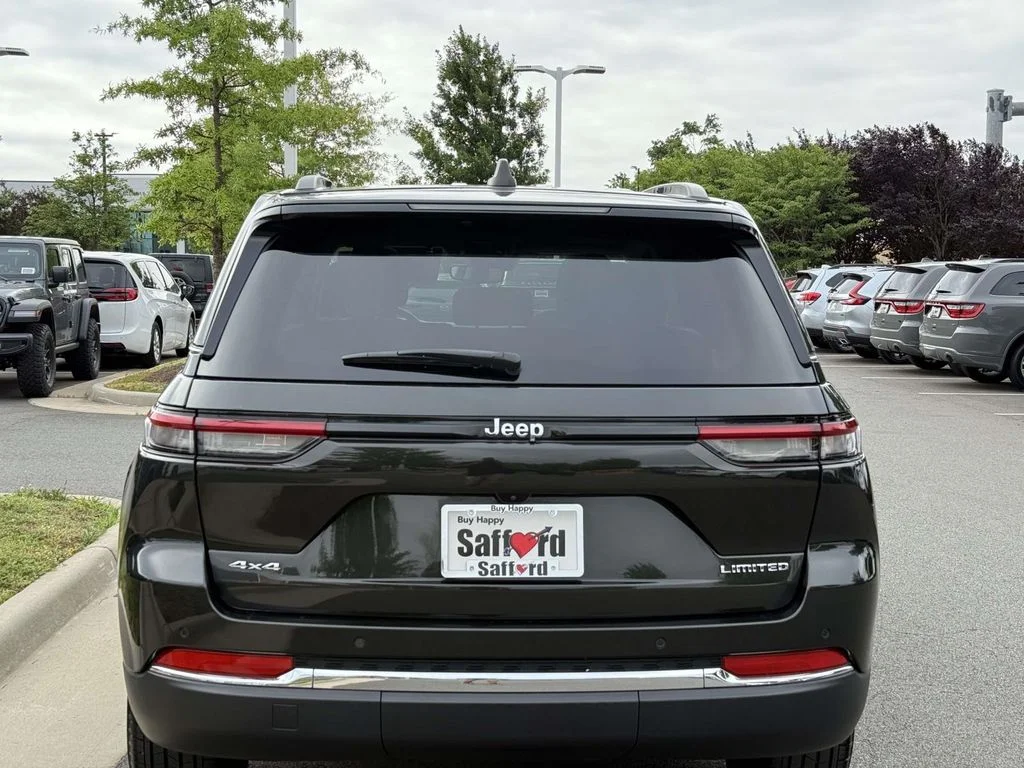 Used 2024  Jeep Limited image 11
