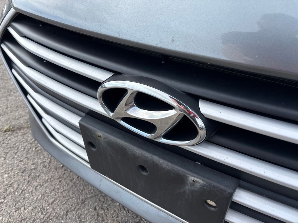Used 2018 Gray Hyundai SE image 15