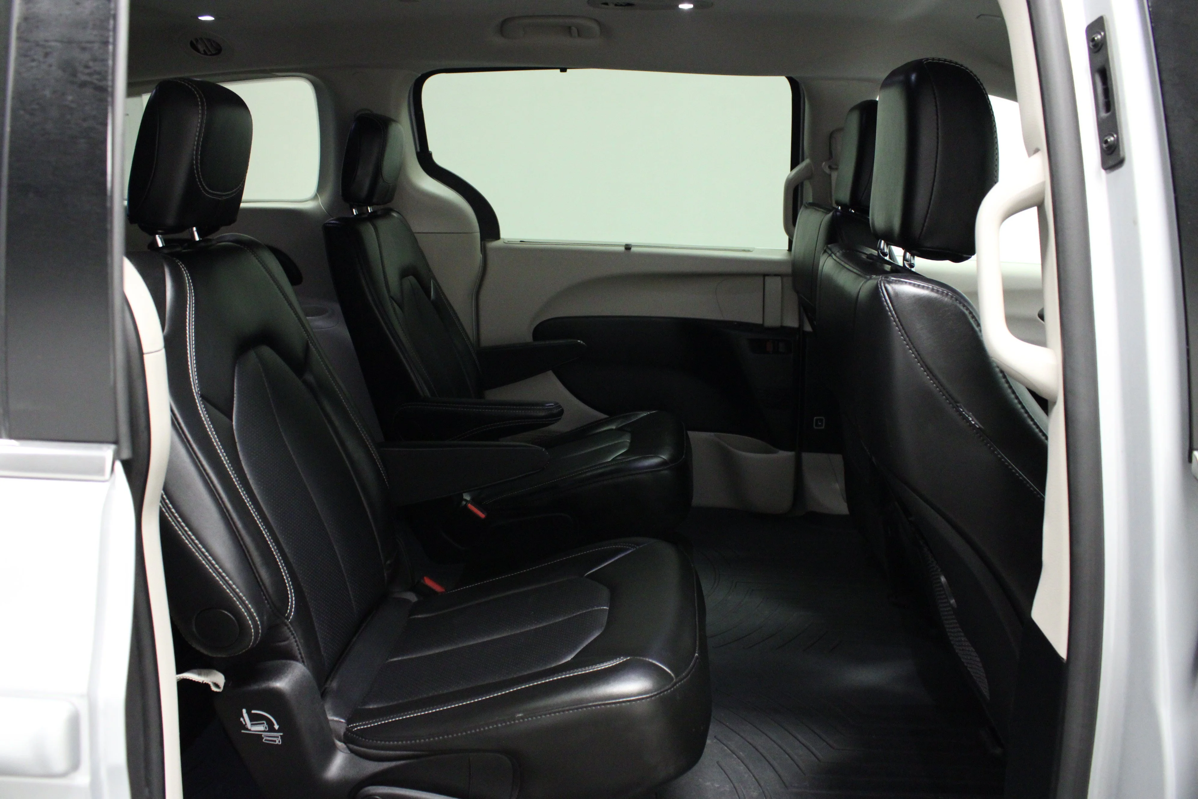 Used 2024 Silver Mist Clearcoat Chrysler Touring L image 16