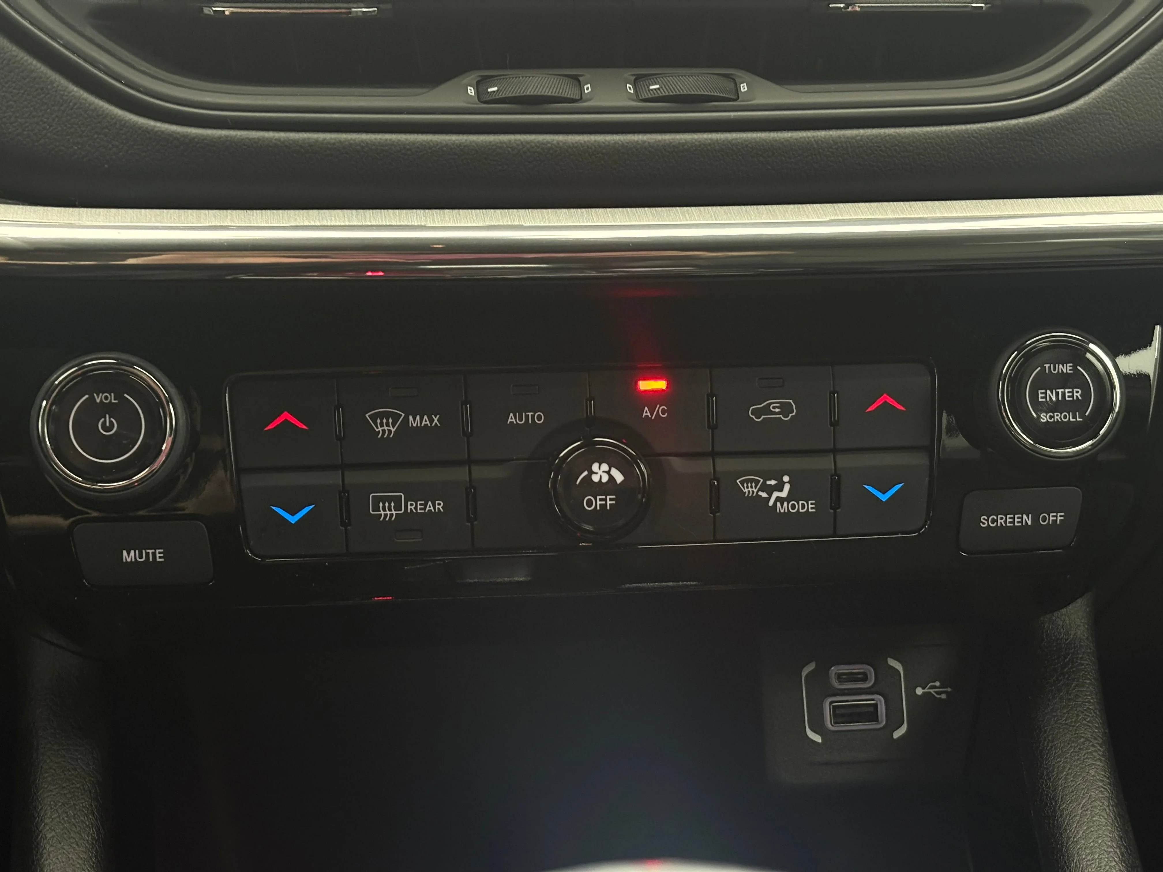 Used 2023 White Jeep High Altitude image 25