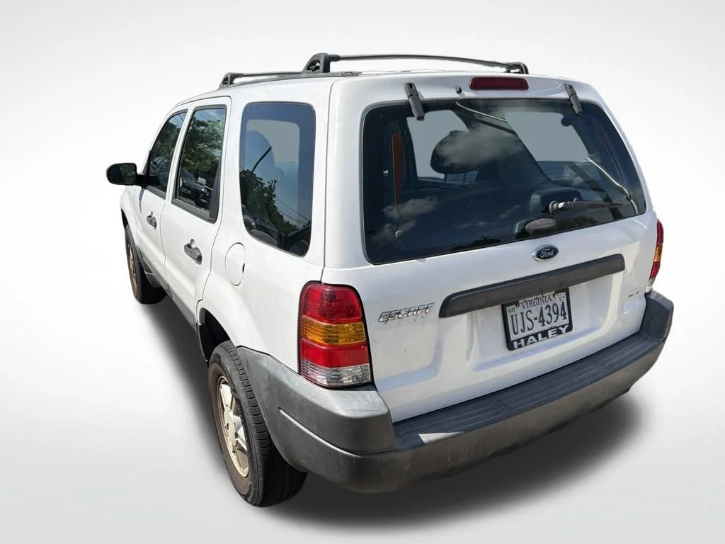 Used 2004 Oxford White Clearcoat Ford XLS image 3