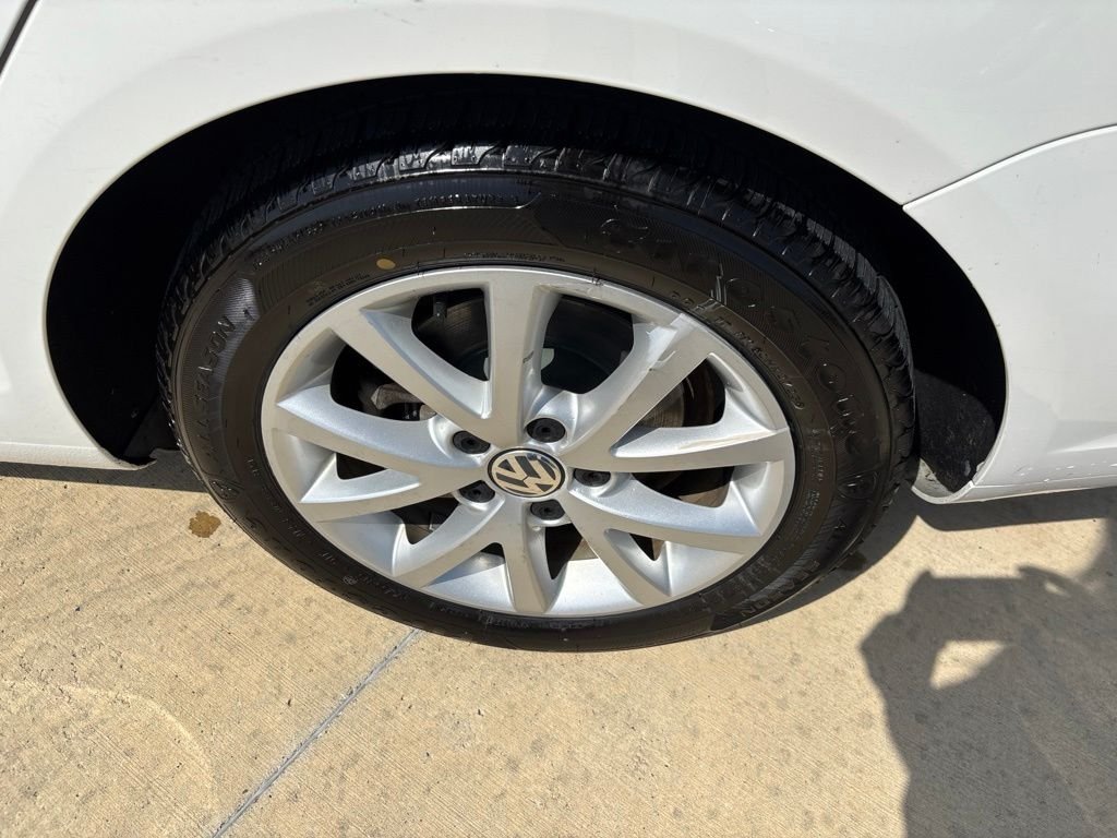 Used 2013 Candy White Volkswagen 2.5L SE image 12