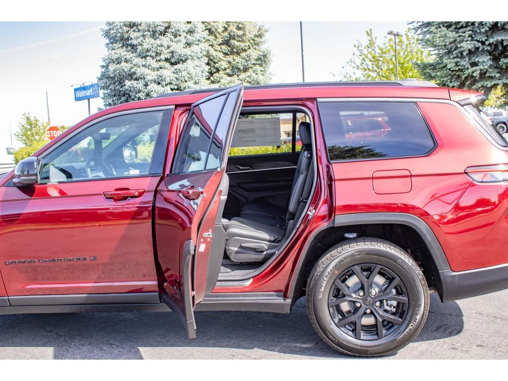 New 2026 Velvet Red Pearlcoat Jeep Laredo Altitude image 23